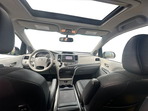 Used 2014 Toyota Sienna SE image 11