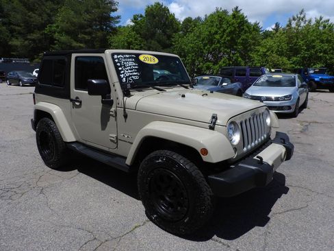 Used 2018 Jeep Wrangler Sahara w/ Connectivity Group AWD/4WD image 2