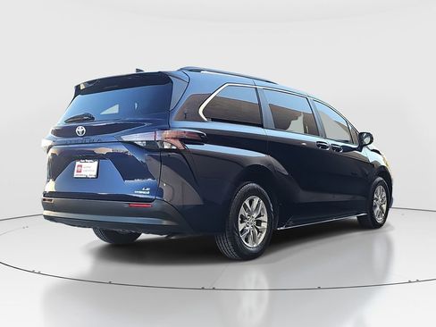 Certified 2024 Toyota Sienna LE image 5
