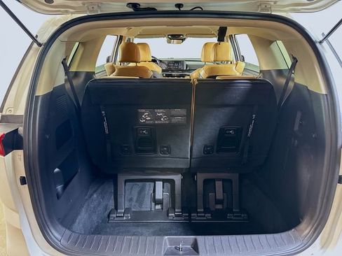 Used 2023 Kia Carnival LX image 10