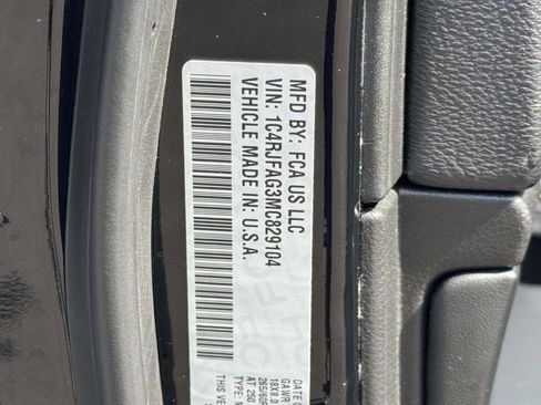 Used 2021 Jeep Grand Cherokee Laredo AWD/4WD image 26
