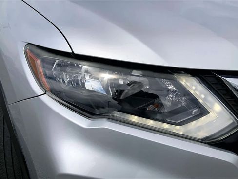 Used 2017 Nissan Rogue SV image 26