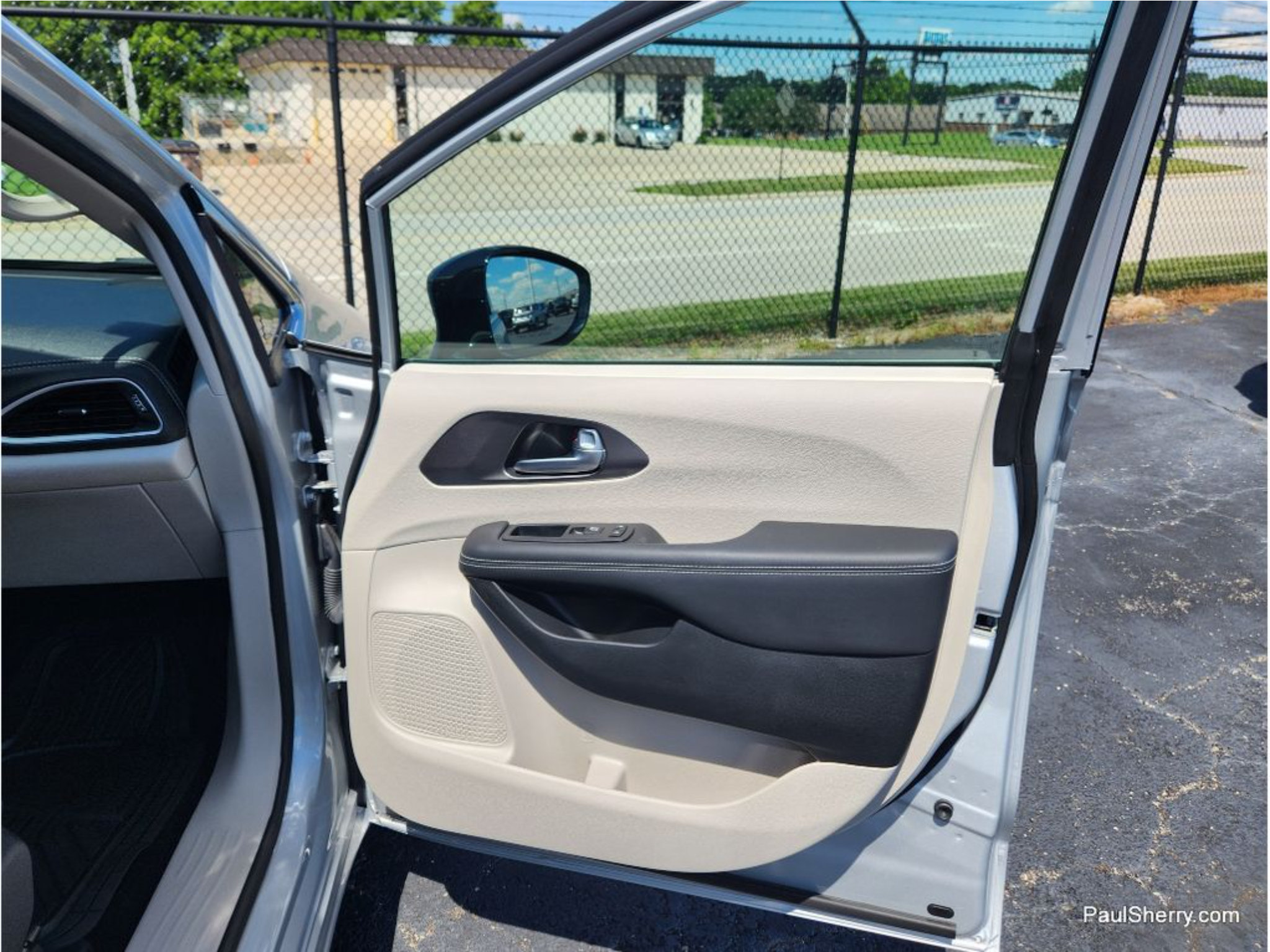 Used 2024 Chrysler Pacifica Touring-L FWD image 47