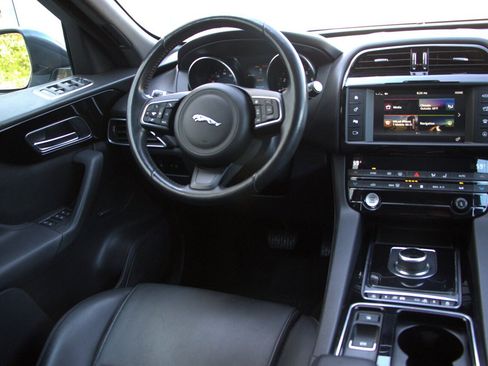 Used 2018 Jaguar F-PACE Premium image 33