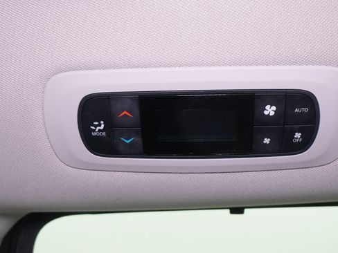 Used 2018 Chrysler Pacifica Touring-L FWD image 19