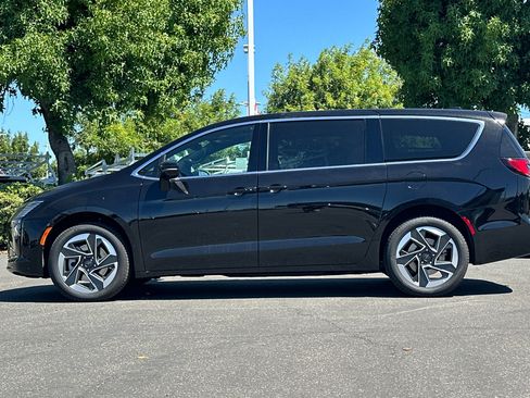 New 2027 Chrysler Pacifica Limited w/ Family Tech Group AWD/4WD image 7