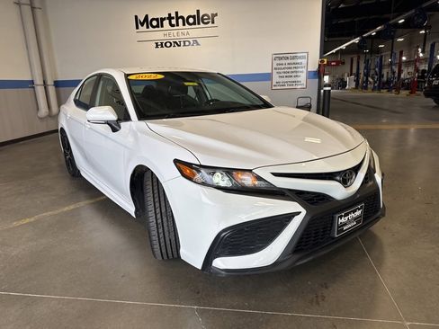 Used 2022 Toyota Camry SE image 3