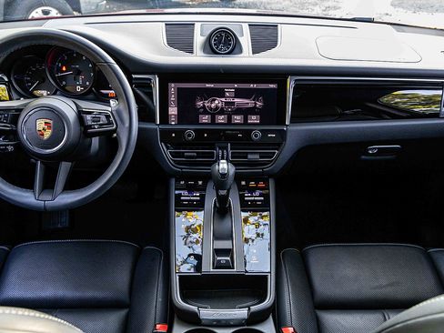 Used 2022 Porsche Macan image 11