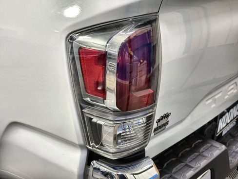 Used 2022 Toyota Tacoma TRD Off-Road image 25