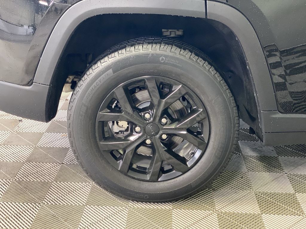 Used 2024 Jeep Grand Cherokee Limited RWD image 18