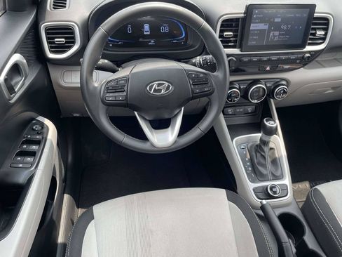 Certified 2025 Hyundai Venue SEL FWD image 9