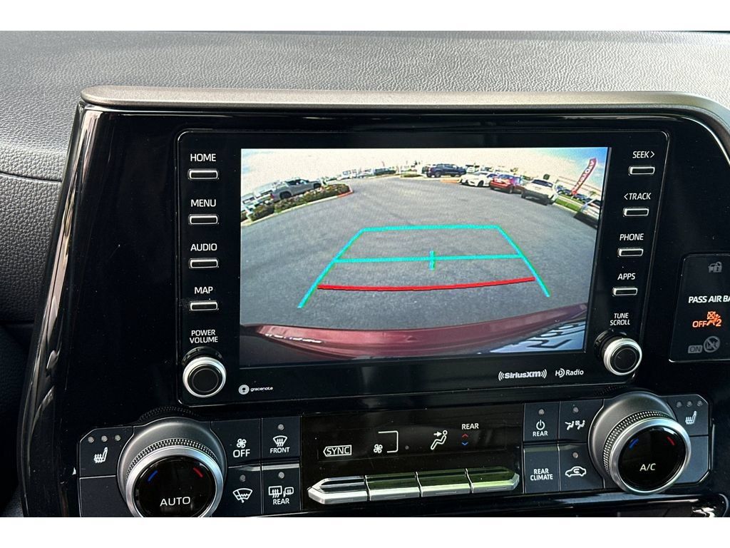 Used 2022 Toyota Highlander XLE FWD image 23