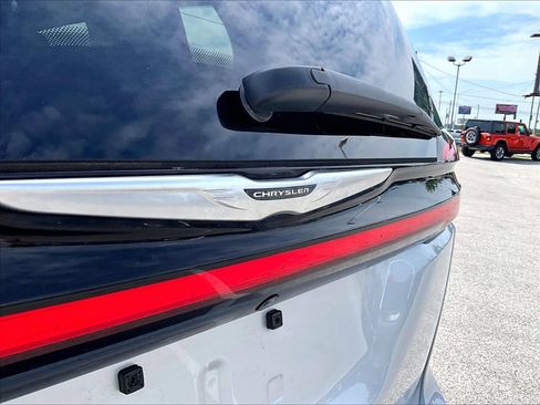 Used 2024 Chrysler Pacifica Touring-L FWD image 9