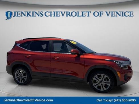 Used 2023 Kia Seltos S w/ Navigation Package FWD image 2