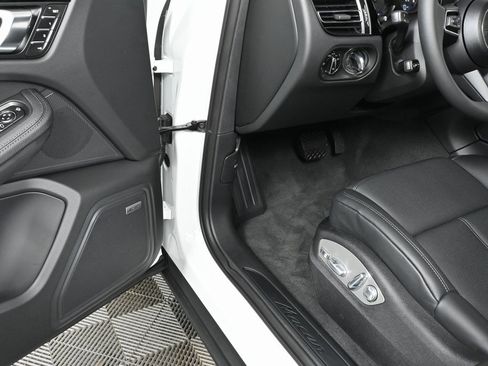 Certified 2025 Porsche Macan image 7