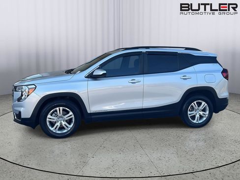 Used 2022 GMC Terrain SLE w/ Driver Convenience Package FWD image 3