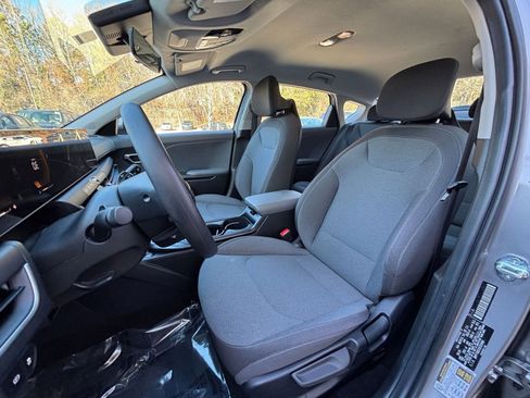 Used 2025 Kia K4 LXS image 37