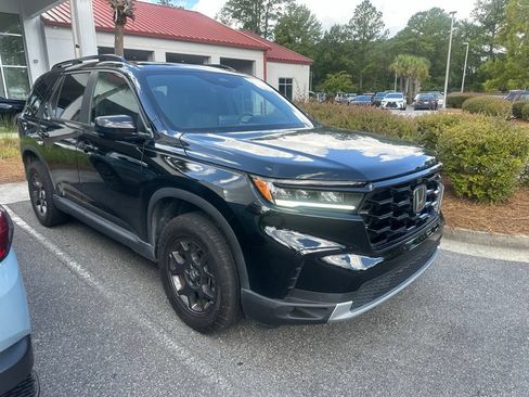 Used 2025 Honda Pilot TrailSport image 2