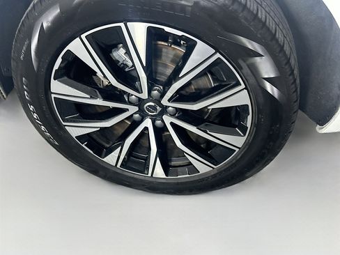 Used 2025 Volvo XC60 B5 Plus image 9