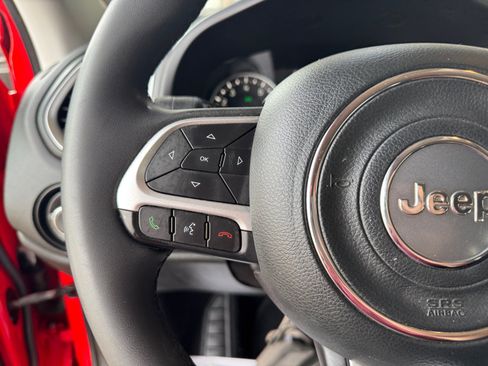 Used 2018 Jeep Renegade Latitude FWD image 19