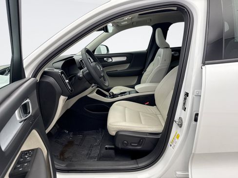 Used 2022 Volvo XC40 T5 Momentum image 10