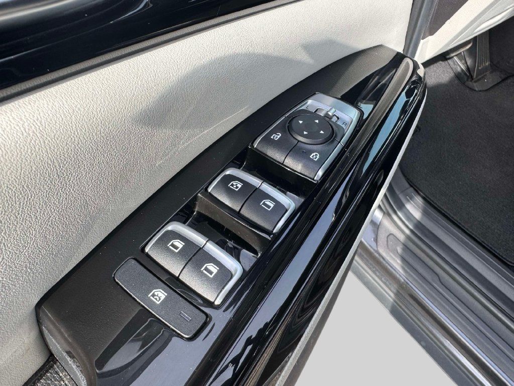 Used 2024 Kia Carnival EX FWD image 16