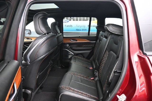 Used 2024 Jeep Grand Cherokee Summit AWD/4WD image 10