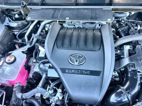 Used 2024 Toyota Highlander LE image 10