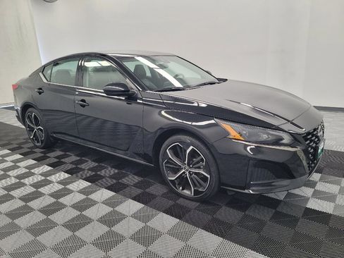 Used 2024 Nissan Altima 2.5 SR FWD image 11