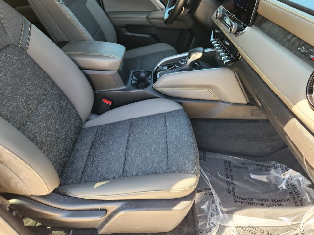 Used 2024 Chevrolet Colorado ZR2 w/ Safety Package AWD/4WD image 14