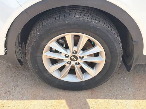 Used 2019 Kia Sorento FWD V6 image 11