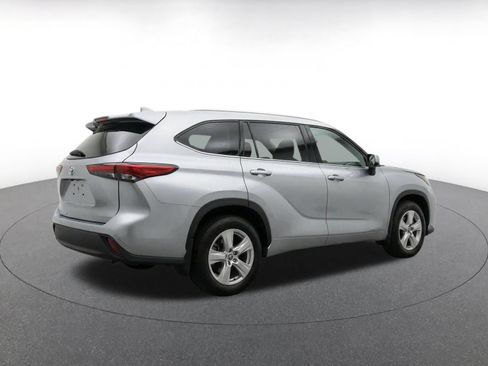 Used 2025 Toyota Highlander LE FWD image 9