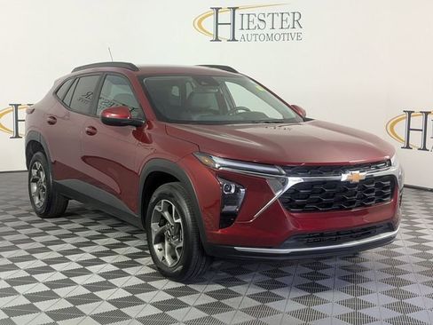 Used 2025 Chevrolet Trax LT w/ LT Convenience Package FWD image 2