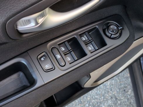 Used 2016 Jeep Renegade Latitude w/ Popular Equipment Group image 15