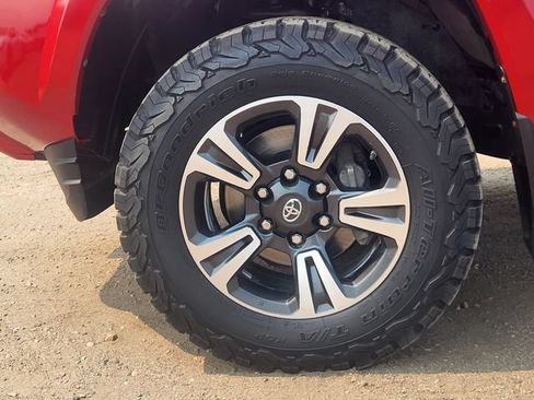 Used 2017 Toyota Tacoma TRD Sport w/ Tow Package (A/T) AWD/4WD image 10
