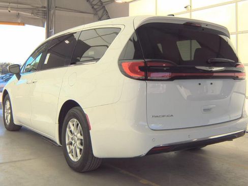Used 2023 Chrysler Pacifica Touring-L image 6