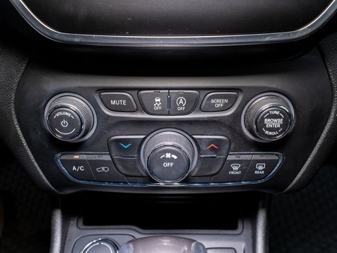 Used 2019 Jeep Cherokee Latitude Plus w/ Cold Weather Group image 21