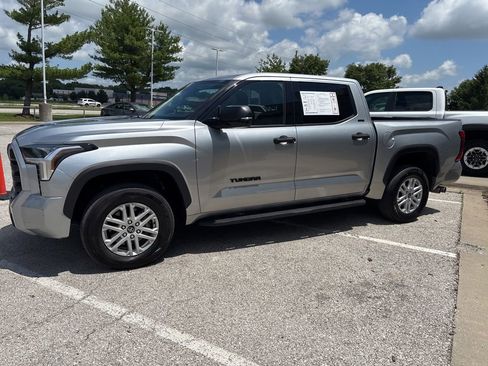 Used 2022 Toyota Tundra SR5 w/ SR5 Convenience Package AWD/4WD image 16