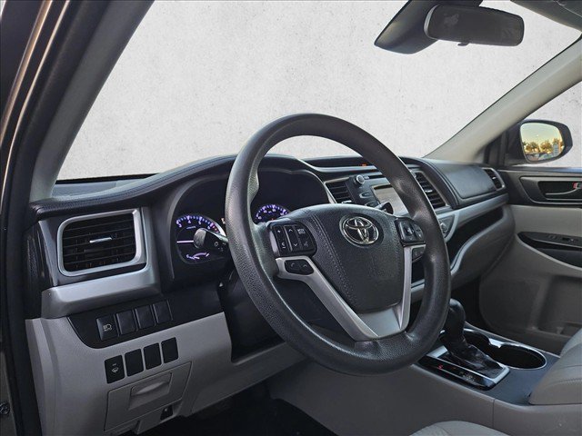 Used 2018 Toyota Highlander LE FWD image 10