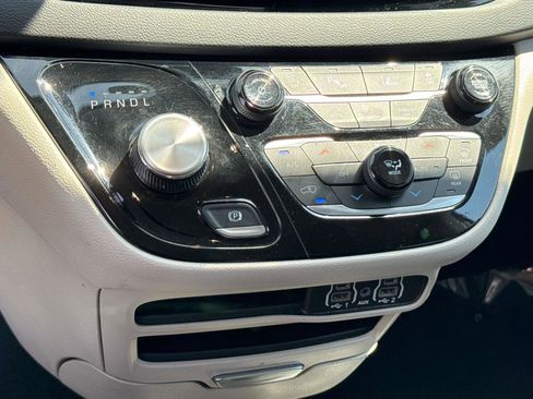 Used 2023 Chrysler Pacifica Touring-L FWD image 19