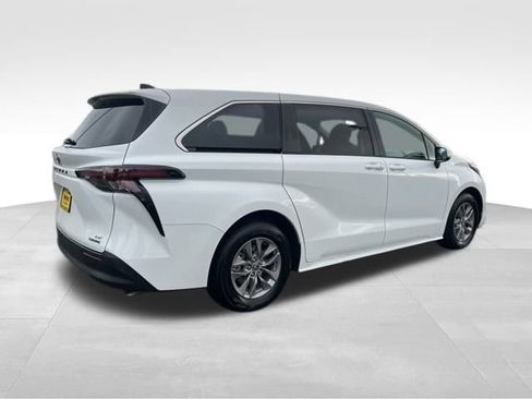 Used 2023 Toyota Sienna LE image 8