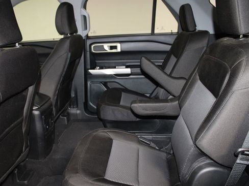 Used 2023 Ford Explorer XLT AWD/4WD image 18