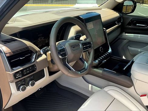 Used 2025 GMC Yukon XL Denali AWD/4WD image 12