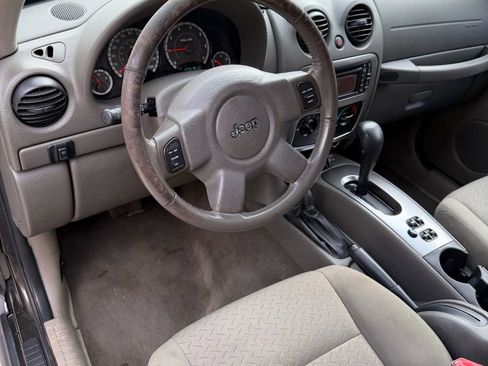 Used 2005 Jeep Liberty Renegade image 10