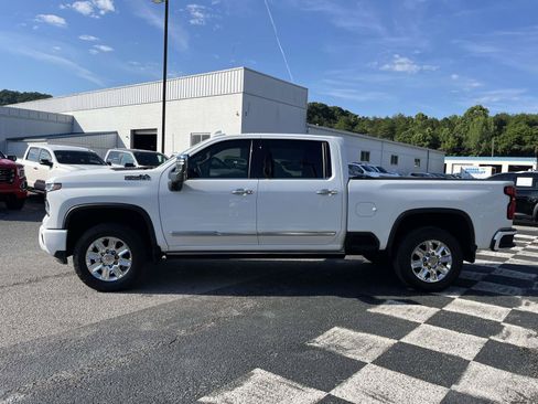 Used 2024 Chevrolet Silverado 3500 High Country w/ High Country Premium Package AWD/4WD image 4