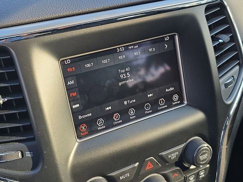 Used 2019 Jeep Grand Cherokee Laredo image 24