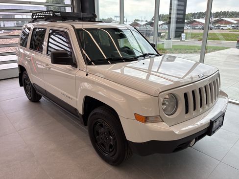 Used 2016 Jeep Patriot Sport w/ Power Value Group AWD/4WD image 2