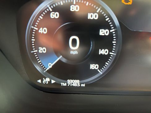 Used 2018 Volvo XC60 T5 Momentum w/ Convenience Package AWD/4WD image 7