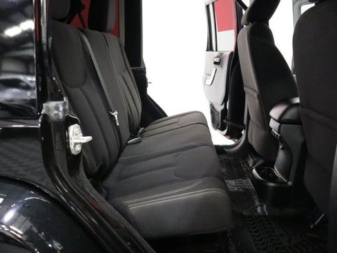 Used 2017 Jeep Wrangler Unlimited Sahara w/ Connectivity Group AWD/4WD image 10