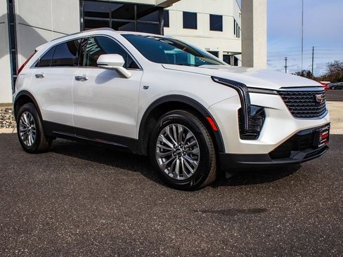 Used 2024 Cadillac XT4 Premium Luxury image 3
